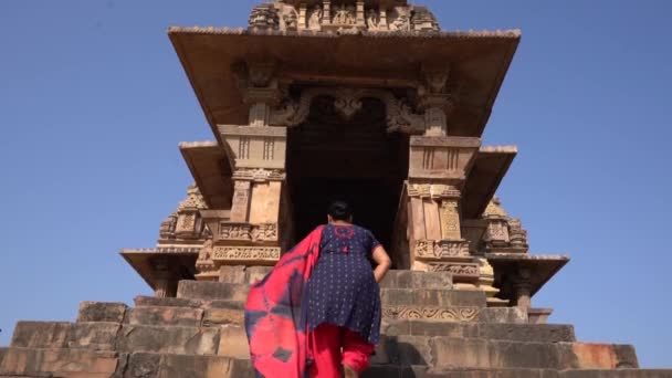 Mulher Turista Explorar Templo Khajuraho Património Mundial Unesco Índia — Vídeo de Stock