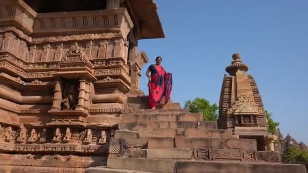 Женщина Туристка Исследовала Храм Кхаджурахо Объект Всемирного Наследия Юнеско Индия — стоковое видео