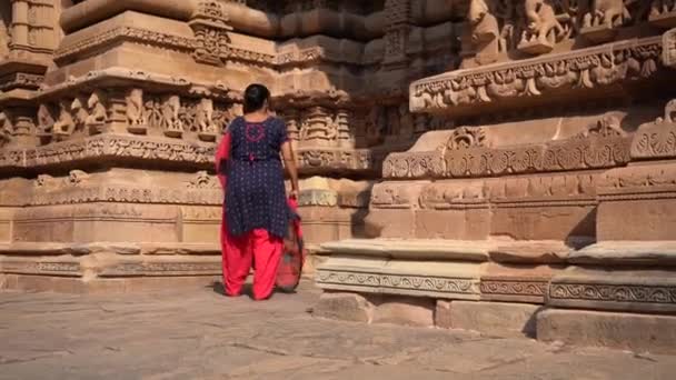Женщина Туристка Исследовала Храм Кхаджурахо Объект Всемирного Наследия Юнеско Индия — стоковое видео