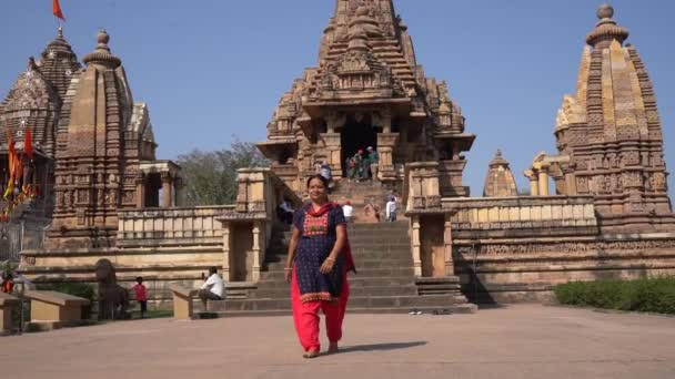 Femeia Turist Explorează Templul Khajuraho Patrimoniul Mondial Unesco India — Videoclip de stoc