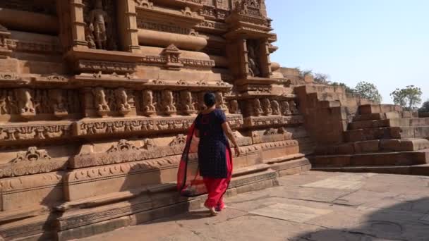 Жінка Туристка Досліджує Храм Хаурахо Єкт Всесвітньої Спадщини Юнеско Індія — стокове відео