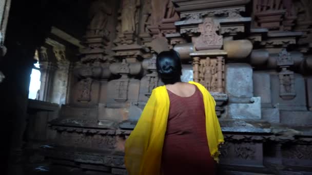 Γυναίκα Τουρίστας Εξερευνήσετε Khajuraho Ναός Μνημείο Παγκόσμιας Κληρονομιάς Της Unesco — Αρχείο Βίντεο