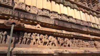 Lakshmana Tapınağı 'nın, Khajuraho' nun, UNESCO Dünya Mirası alanının erotik heykelleriyle ünlü heykelleri, Madhya Pradesh, Hindistan.
