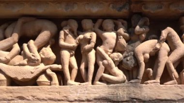 Lakshmana tapınağında erotik heykel, Khajuraho, UNESCO Dünya Mirası alanı, Madhya Pradesh, Hindistan.