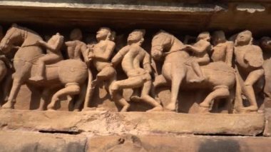 Lakshmana Tapınağı 'nın, Khajuraho' nun, UNESCO Dünya Mirası alanının erotik heykelleriyle ünlü heykelleri, Madhya Pradesh, Hindistan.