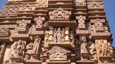 Lakshmana Tapınağı 'nın, Khajuraho' nun, UNESCO Dünya Mirası alanının erotik heykelleriyle ünlü heykelleri, Madhya Pradesh, Hindistan.
