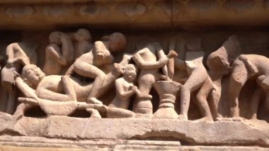 Lakshmana tapınağında erotik heykel, Khajuraho, UNESCO Dünya Mirası alanı, Madhya Pradesh, Hindistan.