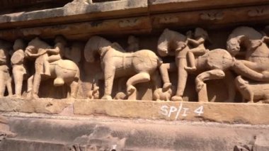Lakshmana Tapınağı 'nın, Khajuraho' nun, UNESCO Dünya Mirası alanının erotik heykelleriyle ünlü heykelleri, Madhya Pradesh, Hindistan.