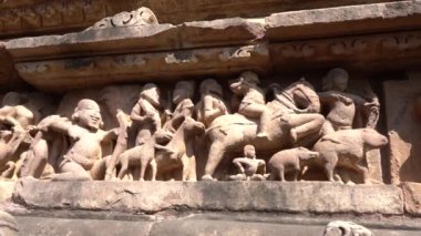 Lakshmana Tapınağı 'nın, Khajuraho' nun, UNESCO Dünya Mirası alanının erotik heykelleriyle ünlü heykelleri, Madhya Pradesh, Hindistan.