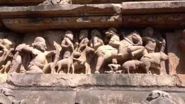 Lakshmana Tapınağı 'nın, Khajuraho' nun, UNESCO Dünya Mirası alanının erotik heykelleriyle ünlü heykelleri, Madhya Pradesh, Hindistan.