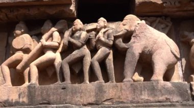 Lakshmana Tapınağı 'nın, Khajuraho' nun, UNESCO Dünya Mirası alanının erotik heykelleriyle ünlü heykelleri, Madhya Pradesh, Hindistan.