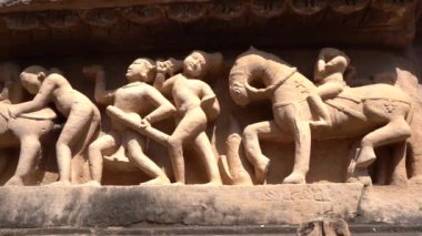 Lakshmana Tapınağı 'nın, Khajuraho' nun, UNESCO Dünya Mirası alanının erotik heykelleriyle ünlü heykelleri, Madhya Pradesh, Hindistan.