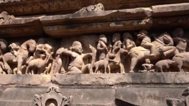 Lakshmana Tapınağı 'nın, Khajuraho' nun, UNESCO Dünya Mirası alanının erotik heykelleriyle ünlü heykelleri, Madhya Pradesh, Hindistan.