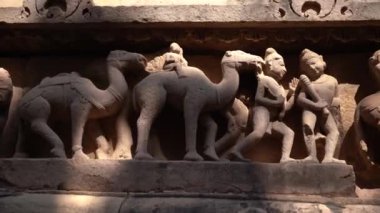 Lakshmana Tapınağı 'nın, Khajuraho' nun, UNESCO Dünya Mirası alanının erotik heykelleriyle ünlü heykelleri, Madhya Pradesh, Hindistan.