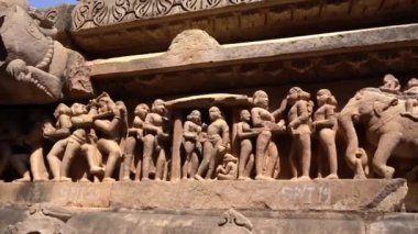 Lakshmana Tapınağı 'nın, Khajuraho' nun, UNESCO Dünya Mirası alanının erotik heykelleriyle ünlü heykelleri, Madhya Pradesh, Hindistan.