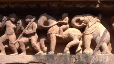 Lakshmana Tapınağı 'nın, Khajuraho' nun, UNESCO Dünya Mirası alanının erotik heykelleriyle ünlü heykelleri, Madhya Pradesh, Hindistan.