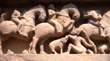 Lakshmana Tapınağı 'nın, Khajuraho' nun, UNESCO Dünya Mirası alanının erotik heykelleriyle ünlü heykelleri, Madhya Pradesh, Hindistan.