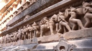 Lakshmana Tapınağı 'nın, Khajuraho' nun, UNESCO Dünya Mirası alanının erotik heykelleriyle ünlü heykelleri, Madhya Pradesh, Hindistan.