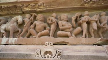 Lakshmana Tapınağı 'nın, Khajuraho' nun, UNESCO Dünya Mirası alanının erotik heykelleriyle ünlü heykelleri, Madhya Pradesh, Hindistan.