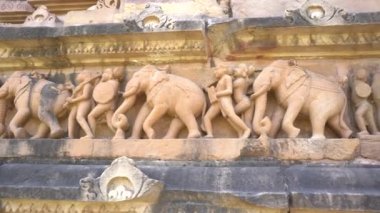 Lakshmana Tapınağı 'nın, Khajuraho' nun, UNESCO Dünya Mirası alanının erotik heykelleriyle ünlü heykelleri, Madhya Pradesh, Hindistan.