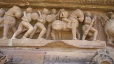 Lakshmana Tapınağı 'nın, Khajuraho' nun, UNESCO Dünya Mirası alanının erotik heykelleriyle ünlü heykelleri, Madhya Pradesh, Hindistan.