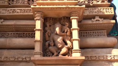 Lakshmana Tapınağı 'nın, Khajuraho' nun, UNESCO Dünya Mirası alanının erotik heykelleriyle ünlü heykelleri, Madhya Pradesh, Hindistan.