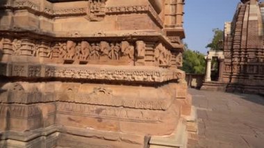 Lakshmana Tapınağı 'nın, Khajuraho' nun, UNESCO Dünya Mirası alanının erotik heykelleriyle ünlü heykelleri, Madhya Pradesh, Hindistan.