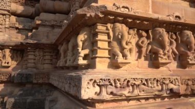 Lakshmana Tapınağı 'nın, Khajuraho' nun, UNESCO Dünya Mirası alanının erotik heykelleriyle ünlü heykelleri, Madhya Pradesh, Hindistan.