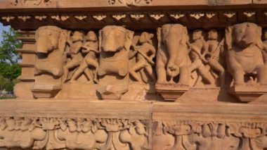 Lakshmana Tapınağı 'nın, Khajuraho' nun, UNESCO Dünya Mirası alanının erotik heykelleriyle ünlü heykelleri, Madhya Pradesh, Hindistan.