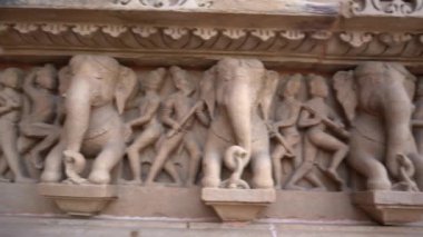 Lakshmana Tapınağı 'nın, Khajuraho' nun, UNESCO Dünya Mirası alanının erotik heykelleriyle ünlü heykelleri, Madhya Pradesh, Hindistan.
