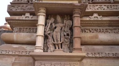 Lakshmana Tapınağı 'nın, Khajuraho' nun, UNESCO Dünya Mirası alanının erotik heykelleriyle ünlü heykelleri, Madhya Pradesh, Hindistan.