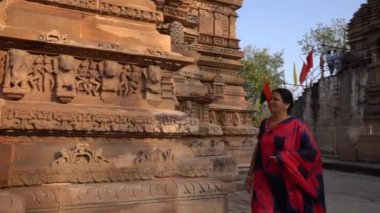 Lakshmana Tapınağı 'nın, Khajuraho' nun, UNESCO Dünya Mirası alanının erotik heykelleriyle ünlü heykelleri, Madhya Pradesh, Hindistan.