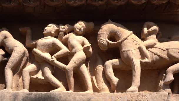 印度中央邦Lakshmana庙宇的详细雕塑 Khajuraho 联合国教科文组织世界遗产遗址 以色情雕塑而闻名 — 图库视频影像