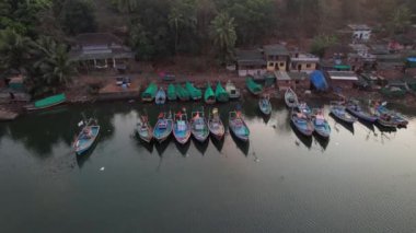 Hindistan 'ın Maharashtra kentindeki Konkan sahilinde balıkçıların hava manzaralı köyü ve balıkçı tekneleri.