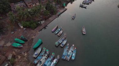 Hindistan 'ın Maharashtra kentindeki Konkan sahilinde balıkçıların hava manzaralı köyü ve balıkçı tekneleri.