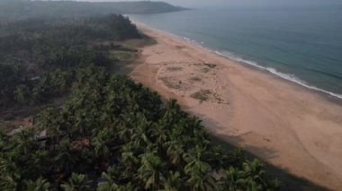 Maharashtra 'daki Konkan sahillerinin en güzel sahili, Hindistan' daki güzel kumsalların insansız hava aracı manzarası..