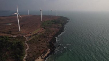 Maharashtra 'daki Konkan sahillerinin en güzel sahili, Hindistan' daki güzel kumsalların insansız hava aracı manzarası..