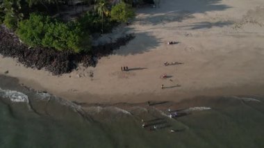 Maharashtra 'daki Konkan sahillerinin en güzel sahili, Hindistan' daki güzel kumsalların insansız hava aracı manzarası..