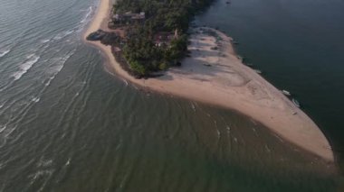 Maharashtra 'daki Konkan sahillerinin en güzel sahili, Hindistan' daki güzel kumsalların insansız hava aracı manzarası..