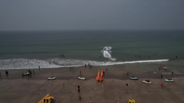ภาพทางอากาศของชายหาดท สวยท ดของชายฝ งคอนคานในมหาราษฏระ มมองโดรนของชายหาดท สวยงาม นเด — วีดีโอสต็อก