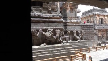 Kailasa Tapınağı, Ellora mağaraları, dünyadaki en büyük kaya kesimi mağara kompleksi ve UNESCO dünya mirası alanlarından biridir..