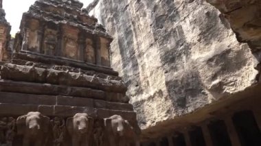 Kailasa Tapınağı, Ellora mağaraları, dünyadaki en büyük kaya kesimi mağara kompleksi ve UNESCO dünya mirası alanlarından biridir..