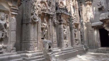 Kailasa Tapınağı, Ellora mağaraları, dünyadaki en büyük kaya kesimi mağara kompleksi ve UNESCO dünya mirası alanlarından biridir..