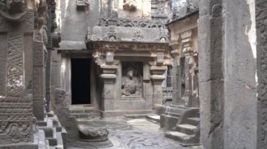 Kailasa Tapınağı, Ellora mağaraları, dünyadaki en büyük kaya kesimi mağara kompleksi ve UNESCO dünya mirası alanlarından biridir..