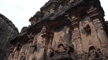 Kailasa Tapınağı, Ellora mağaraları, dünyadaki en büyük kaya kesimi mağara kompleksi ve UNESCO dünya mirası alanlarından biridir..