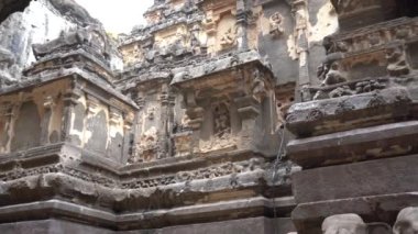 Kailasa Tapınağı, Ellora mağaraları, dünyadaki en büyük kaya kesimi mağara kompleksi ve UNESCO dünya mirası alanlarından biridir..