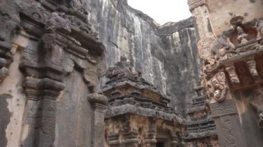 Kailasa Tapınağı, Ellora mağaraları, dünyadaki en büyük kaya kesimi mağara kompleksi ve UNESCO dünya mirası alanlarından biridir..