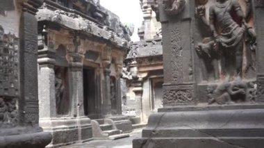 Kailasa Tapınağı, Ellora mağaraları, dünyadaki en büyük kaya kesimi mağara kompleksi ve UNESCO dünya mirası alanlarından biridir..