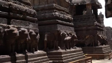 Kailasa Tapınağı, Ellora mağaraları, dünyadaki en büyük kaya kesimi mağara kompleksi ve UNESCO dünya mirası alanlarından biridir..