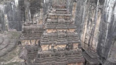 Kailasa Tapınağı, Ellora mağaraları, dünyadaki en büyük kaya kesimi mağara kompleksi ve UNESCO dünya mirası alanlarından biridir..